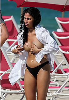 Giulia De Lellis topless during a photoshoot in Miami Beach Giulia De Lellis topless during a photoshoot in Miami Beach