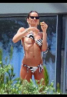 Izabel Goulart changing shows her nude tits in Saint-Tropez Izabel Goulart changing shows her nude tits in Saint-Tropez