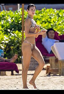 Dua Lipa sexy in bikini at the beach with Fiance Callum Turner in Mexico - December 20, 2025  (2)