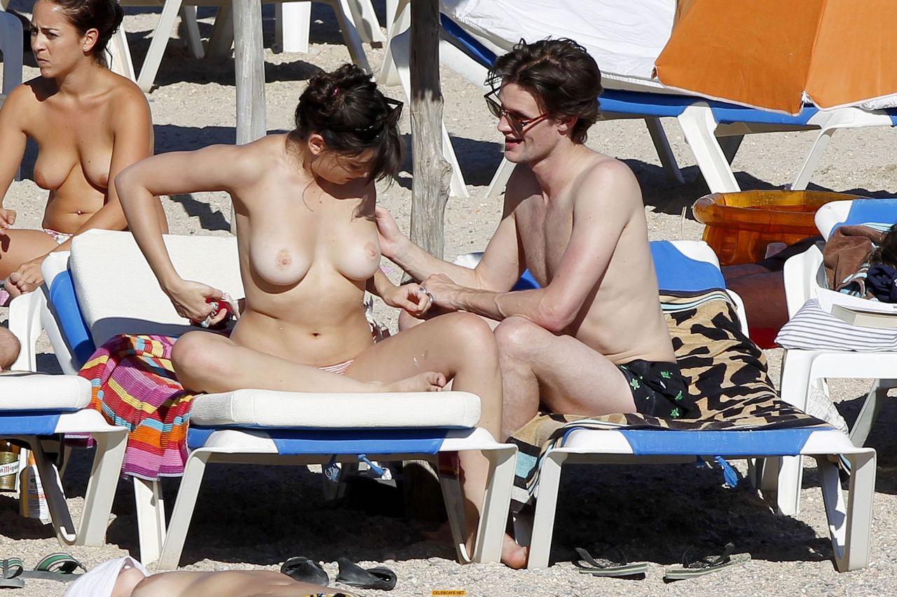 Topless and fully nude celebs paparazzi photos.