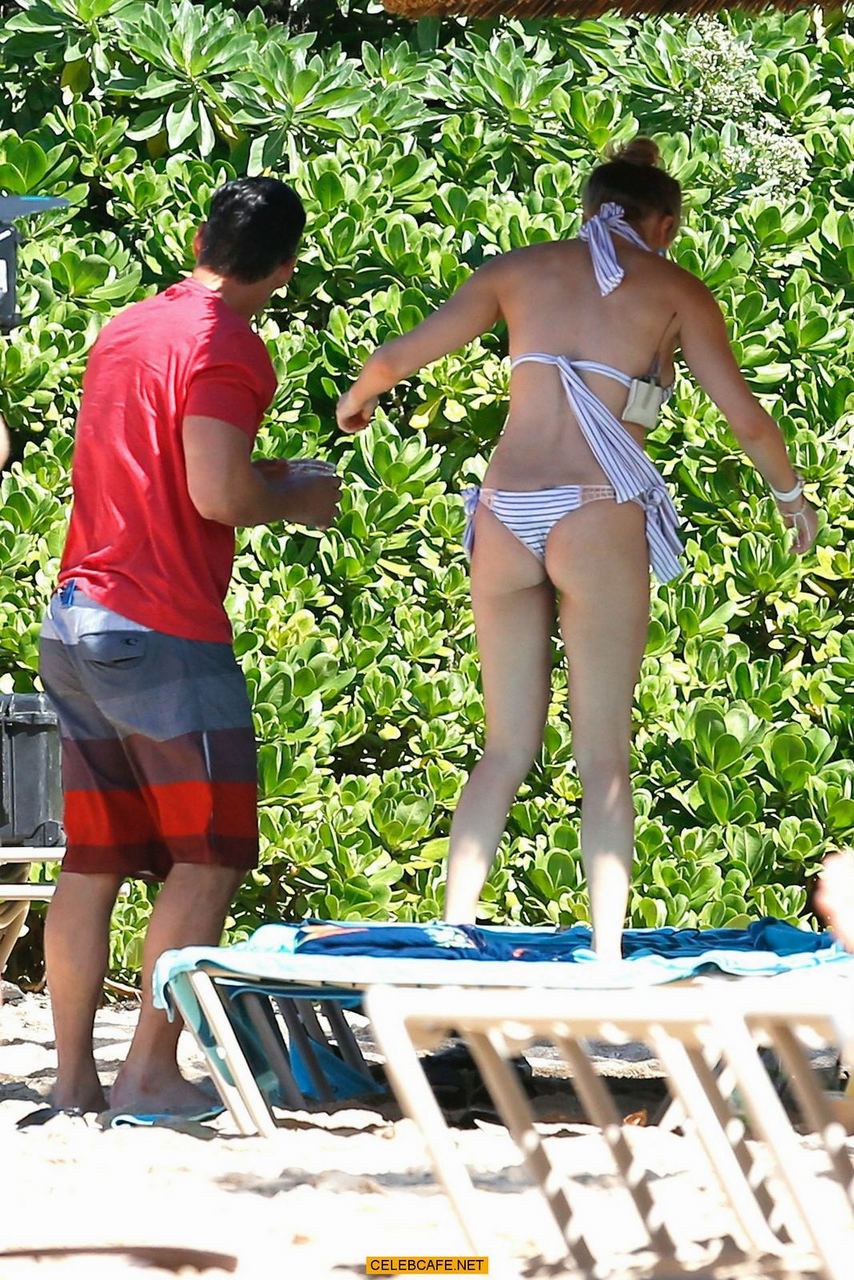 LeAnn Rimes ass crack in bikini in Mexico.