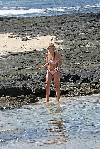 Ava Sambora in pink bikini in Hawaii