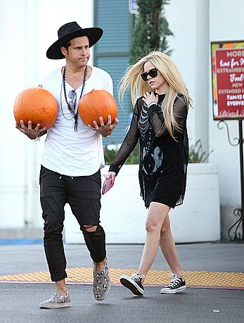 Singer Avril Lavigne titslip while pumpkin shopping in Beverly Hills