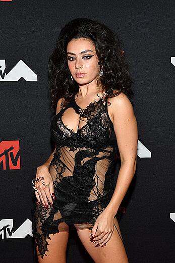 Charli XCX sexy legs at 2021 MTV VMAs in Brooklyn