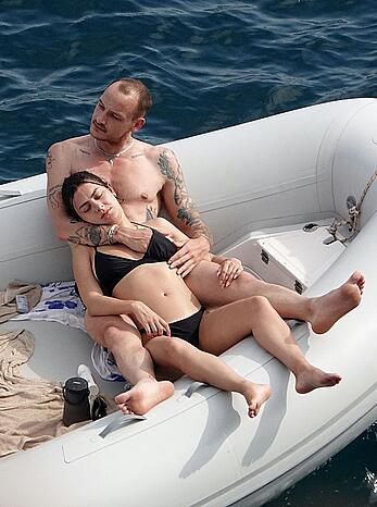 Charli XCX topless on a boat in vacation on the Amalfi Coast