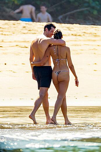 Dua Lipa sexy in bikini at the beach with Fiance Callum Turner in Mexico - December 20, 2025  (2)