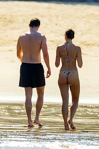 Dua Lipa sexy in bikini at the beach with Fiance Callum Turner in Mexico - December 20, 2025  (2)