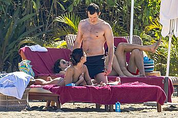 Dua Lipa sexy in bikini at the beach with Fiance Callum Turner in Mexico - December 20, 2025  (2)