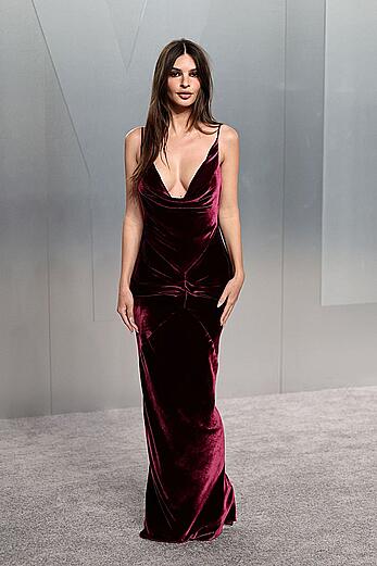 Emily Ratajkowski sideboob and celeavge at the 2026 Vanity Fair Oscar Party Hosted By Mark Guiducci