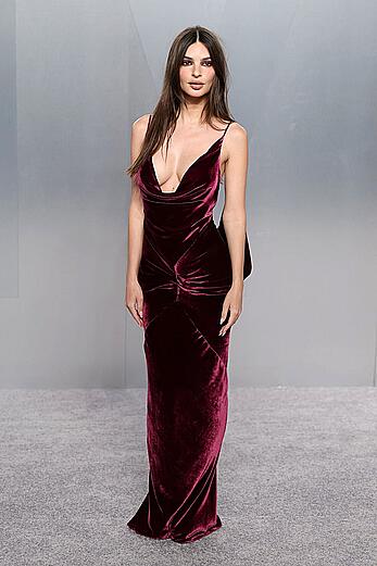 Emily Ratajkowski sideboob and celeavge at the 2026 Vanity Fair Oscar Party Hosted By Mark Guiducci
