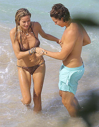 Heidi Klum titslip in bikini in St. Barts