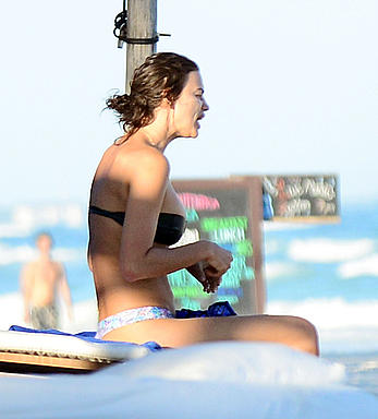 Irina Shayk shows her round ass in bikini in Mexico