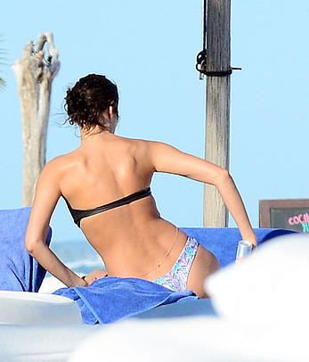 Irina Shayk shows her round ass in bikini in Mexico