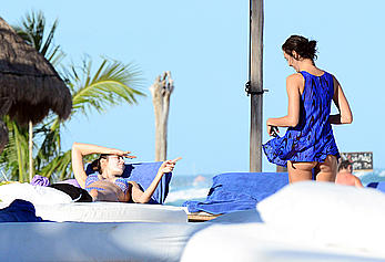 Irina Shayk shows her round ass in bikini in Mexico