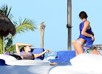 Irina Shayk shows her round ass in bikini in Mexico