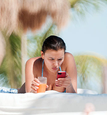 Irina Shayk shows her round ass in bikini in Mexico