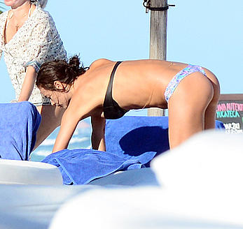 Irina Shayk shows her round ass in bikini in Mexico
