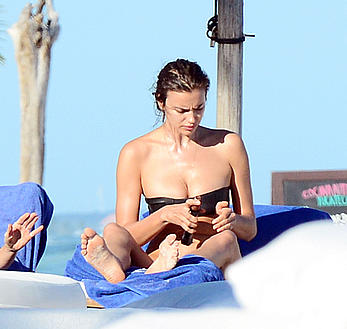 Irina Shayk shows her round ass in bikini in Mexico