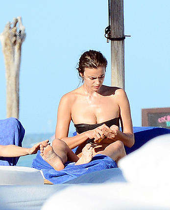 Irina Shayk shows her round ass in bikini in Mexico