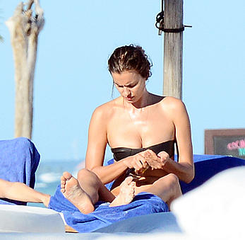 Irina Shayk shows her round ass in bikini in Mexico