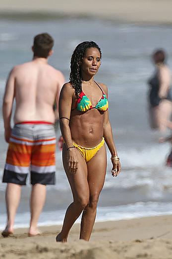 Jada Pinkett Smith caught in bikini in Hawaii