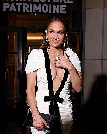Jennifer Lopez wears Damiani Diamond Ring at La Girafe Event in Paris