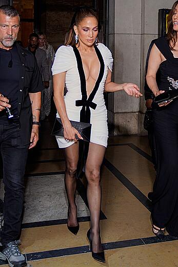 Jennifer Lopez wears Damiani Diamond Ring at La Girafe Event in Paris