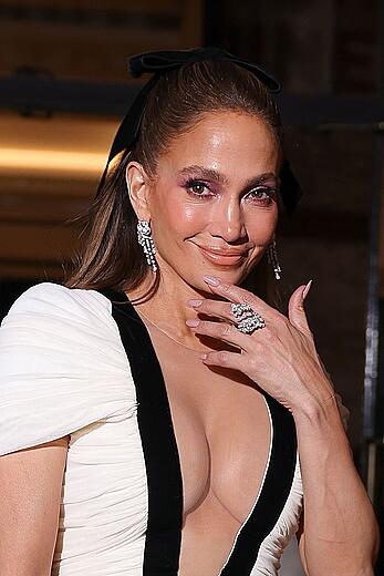 Jennifer Lopez wears Damiani Diamond Ring at La Girafe Event in Paris
