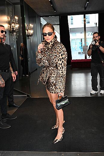 Jennifer Lopez shows her legs in Milan during Fashion Week - September 23, 2026