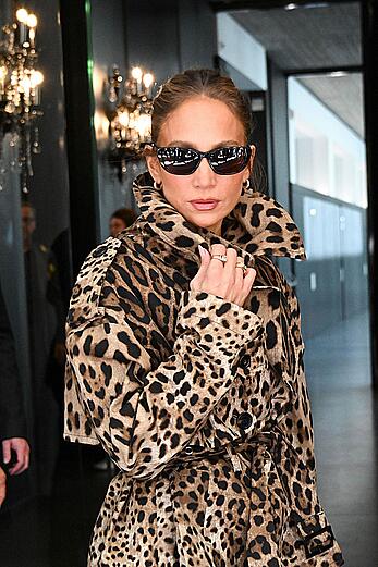 Jennifer Lopez shows her legs in Milan during Fashion Week - September 23, 2026