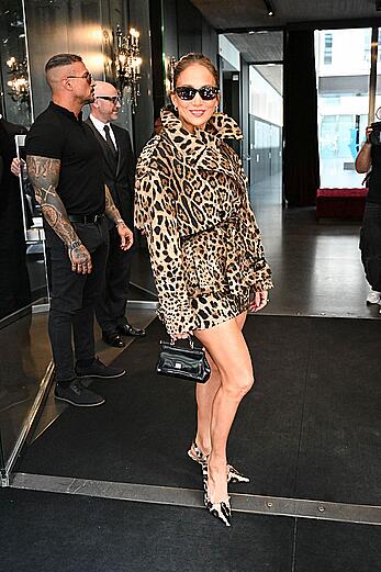 Jennifer Lopez shows her legs in Milan during Fashion Week - September 23, 2026