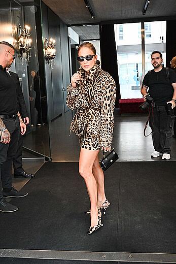 Jennifer Lopez shows her legs in Milan during Fashion Week - September 23, 2026