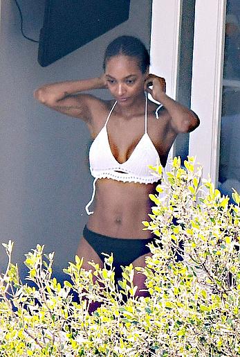 Jourdan Dunn flashing nude boobs in her hotel in Amalfi