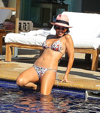 Kourtney Kardashian sexy in bikini poolside pics