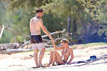 Lara Bingle topless, shows her great nude boobs in Hawaii