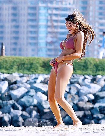 Luisa Zissman expecting her pussy in pink bikini