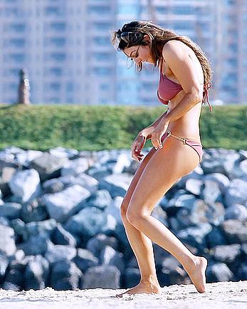 Luisa Zissman expecting her pussy in pink bikini