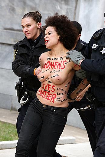 Nicolle Rochelle topless in public paparazzi photos