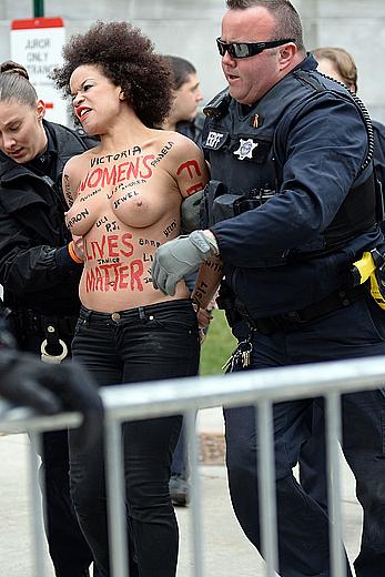 Nicolle Rochelle topless in public paparazzi photos
