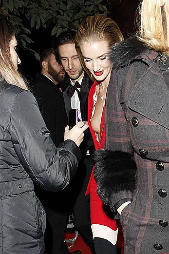 Rosie Huntington-Whiteley titslip paparazzi shost