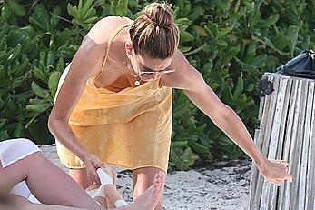 Shayna Terese Taylor flashes her bare tits at the beach in Tulum