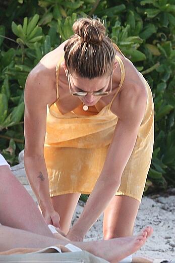 Shayna Terese Taylor flashes her bare tits at the beach in Tulum