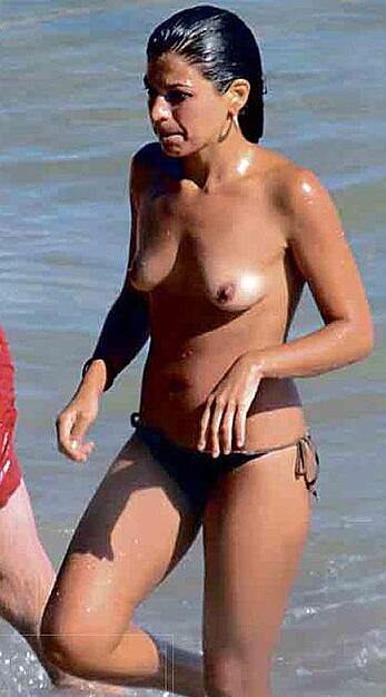 Thais Blume topless on a beach paparazi shots