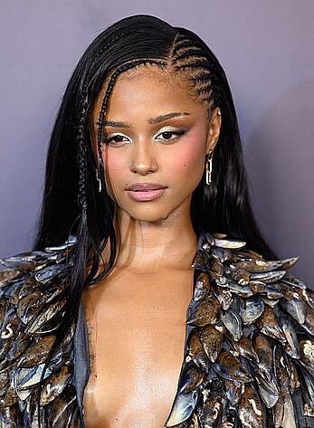 Tyla braless shows her sexy tum at the Glamour Women of the Year Awards in London