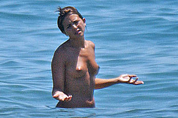 Vanessa Perroncel caught topless