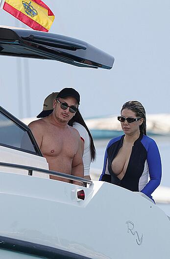 Wanda Nara tit slip in a swimsuit on the boat ride in the scenic waters of Ibiza