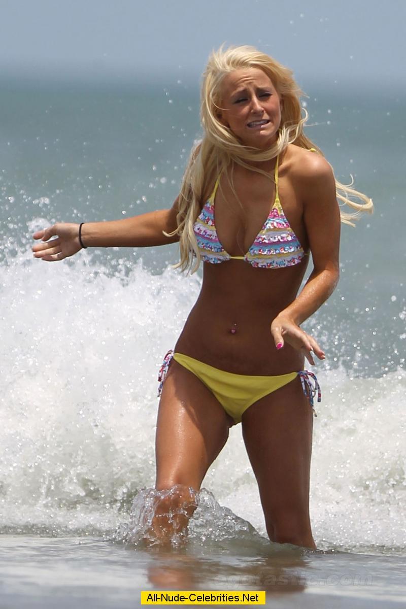 Leah Messer sexy in bikini on the beach candids.